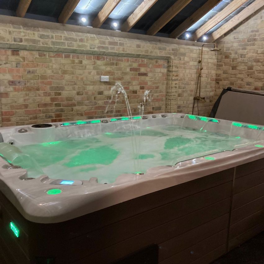 Buckingham Hot Tub