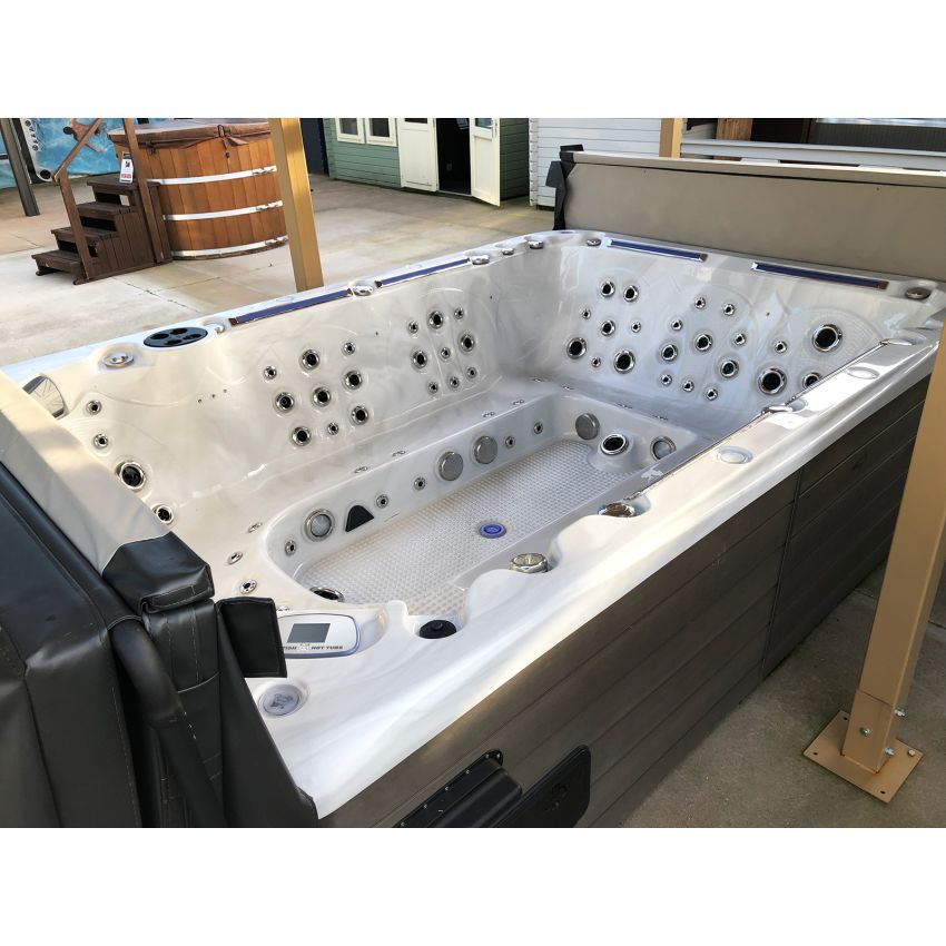 Buckingham Hot Tub