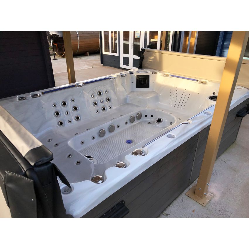 Buckingham Hot Tub