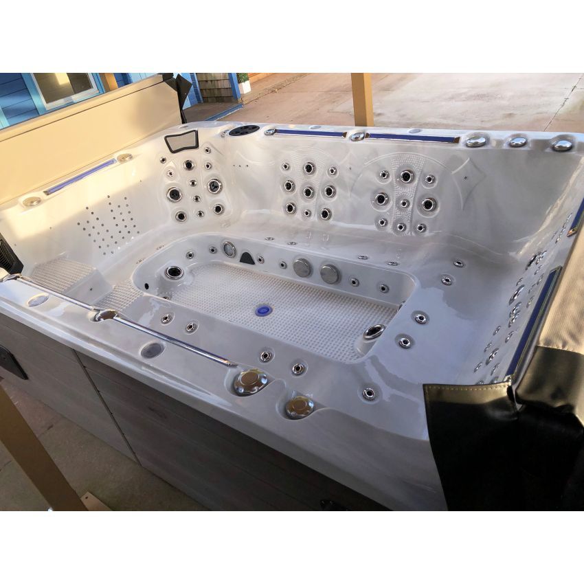 Buckingham Hot Tub