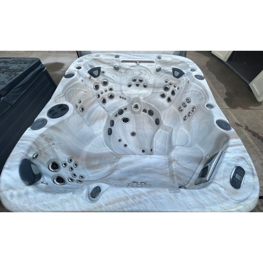 Pre-Loved Coast Spas Wellness Apex Curve Hot Tub